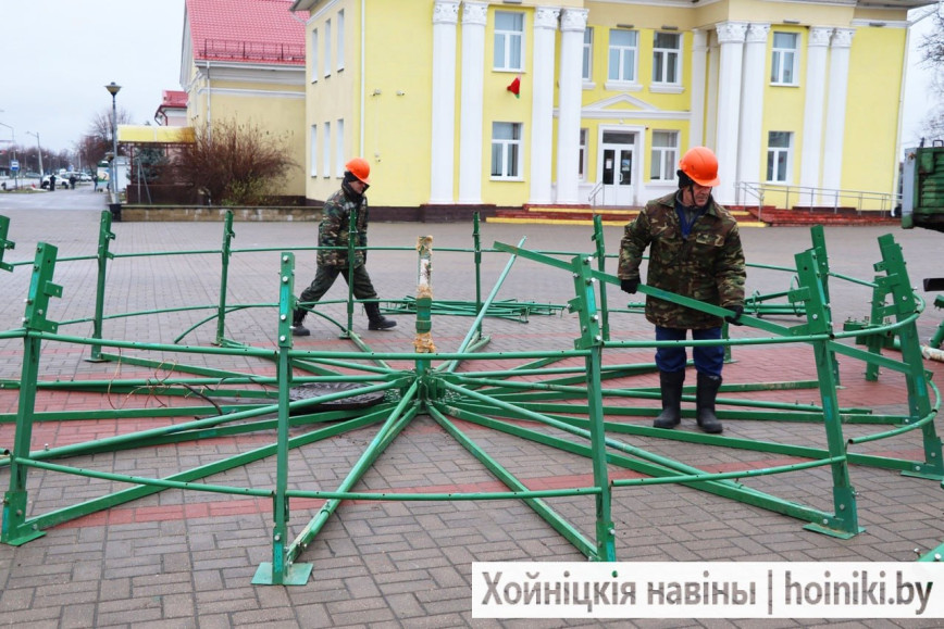 В Хойниках работники коммунальной службы уже приступили к монтажу главной праздничной ёлки