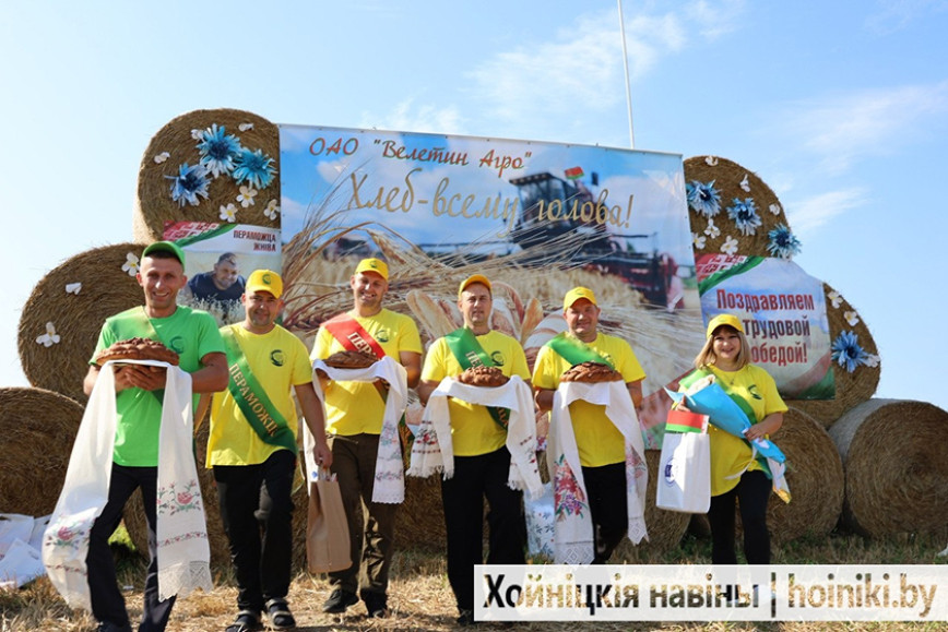 В районе есть первый двухтысячник на уборочной-2025! И первых два семейных экипажа-тысячника. Все – из ОАО «Велетин Агро»
