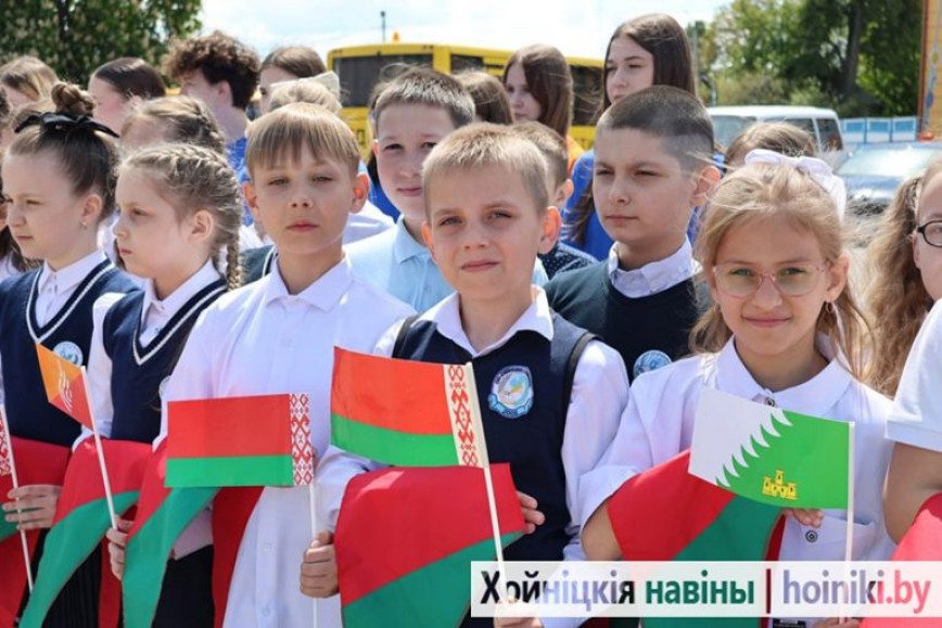 В День пионерской дружбы в Хойниках на площади Ленина более сотни октябрят приняли присягу пионера