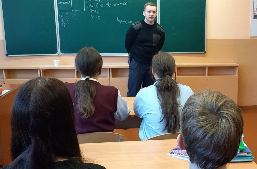 В рамках недели профилактики кибербезопасности в Судковской школе состоялась встреча с инспектором ИДН Максимом Крисенко