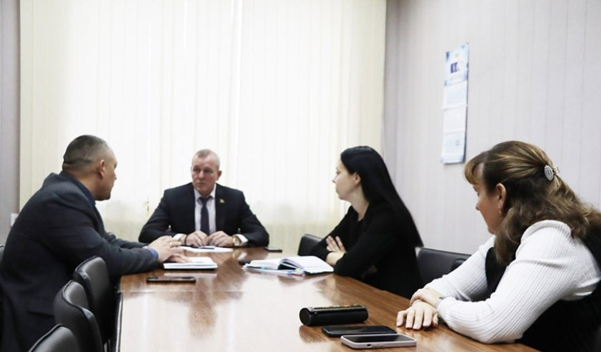 Сегодня в Хойниках личный приём граждан провёл депутат Гомельского областного Совета депутатов, генеральный директор ОАО «Гомельоблавтотранс» Дмитрий Старостенко