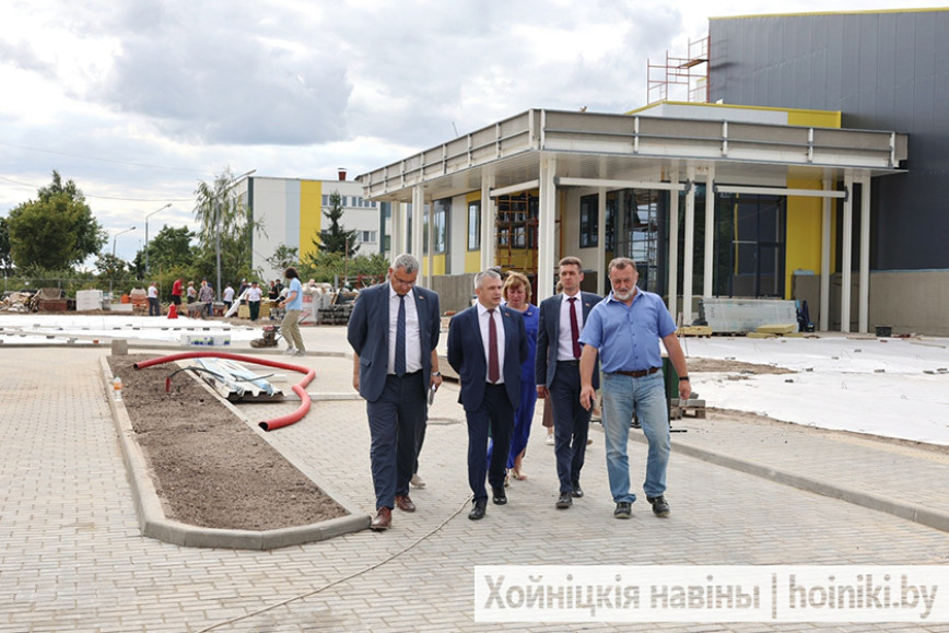 Старшыня аблвыканкама Іван Крупко азнаёміўся з ходам будаўніцтва басейна ў Хойніках