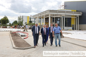 Старшыня аблвыканкама Іван Крупко азнаёміўся з ходам будаўніцтва басейна ў Хойніках