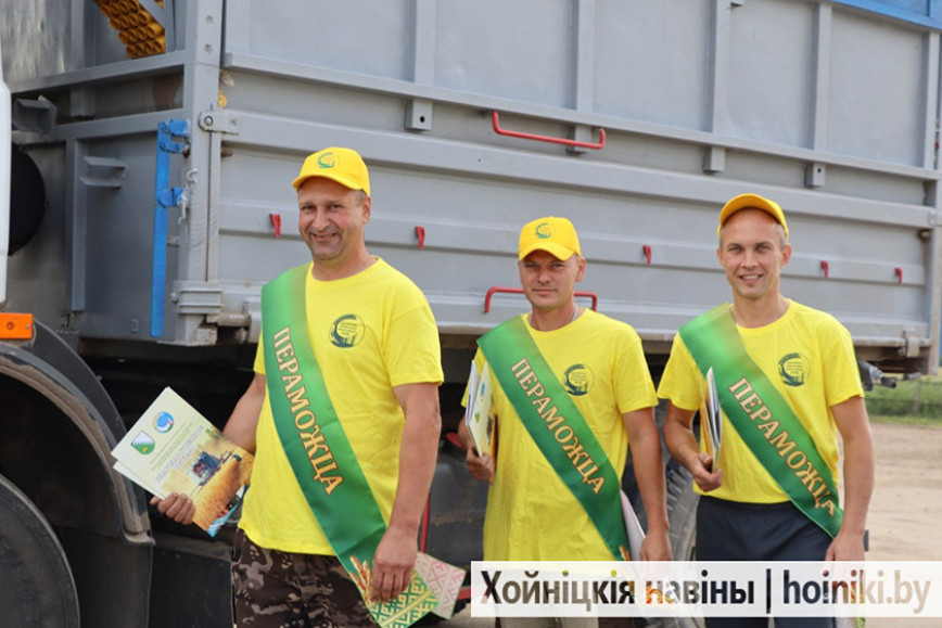 Хлебаробы Хойніцкага раёна працягваюць пакараць тысячныя вяршыні