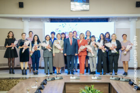 Мамы на п'едэстале: жанчыны, якія выхоўваюць пяцярых і больш дзяцей, прынялі віншаванні ад губернатара Івана Крупко